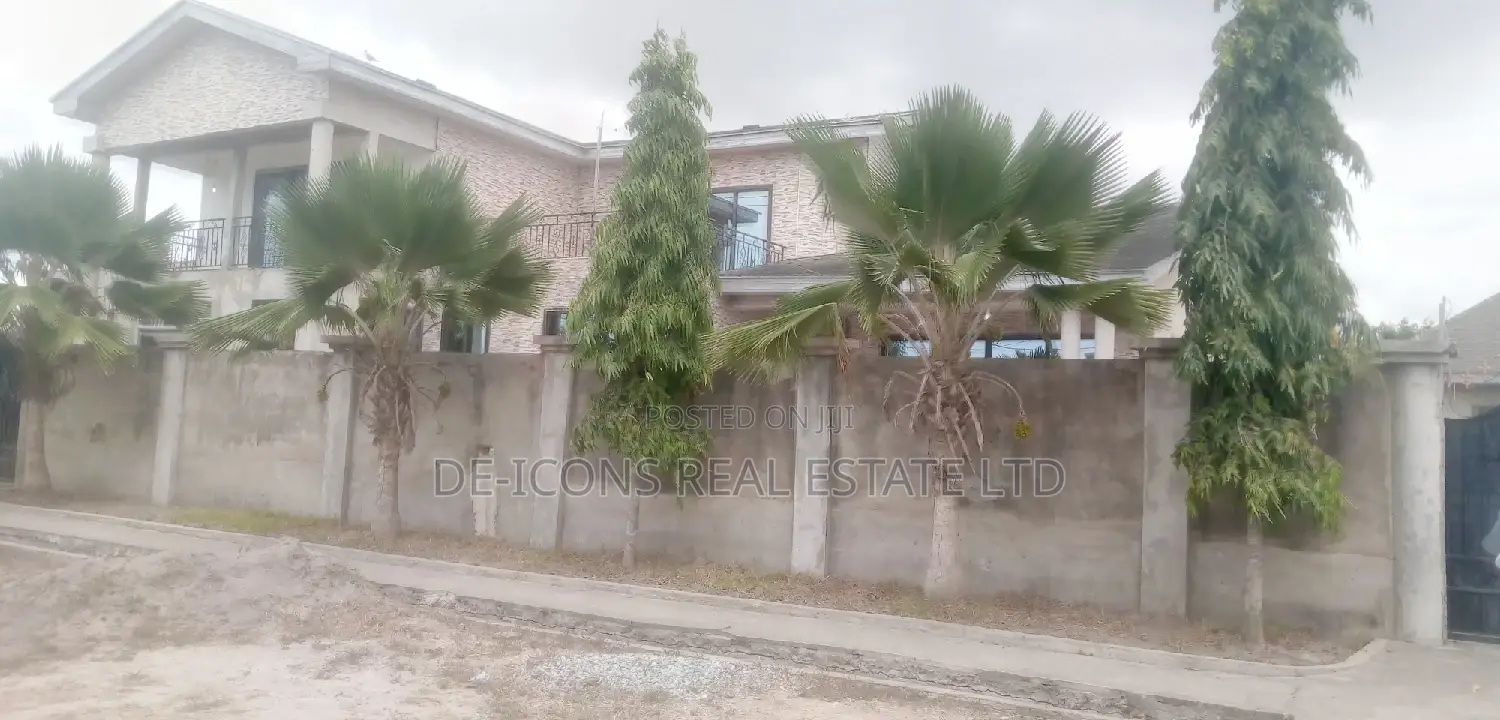 5bdrm Duplex in De-Icons Real Estate, Awutu Senya East Municipal