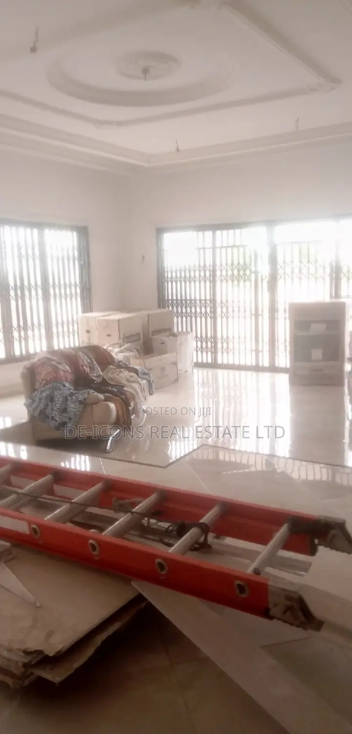 5bdrm Duplex in De-Icons Real Estate, Awutu Senya East Municipal