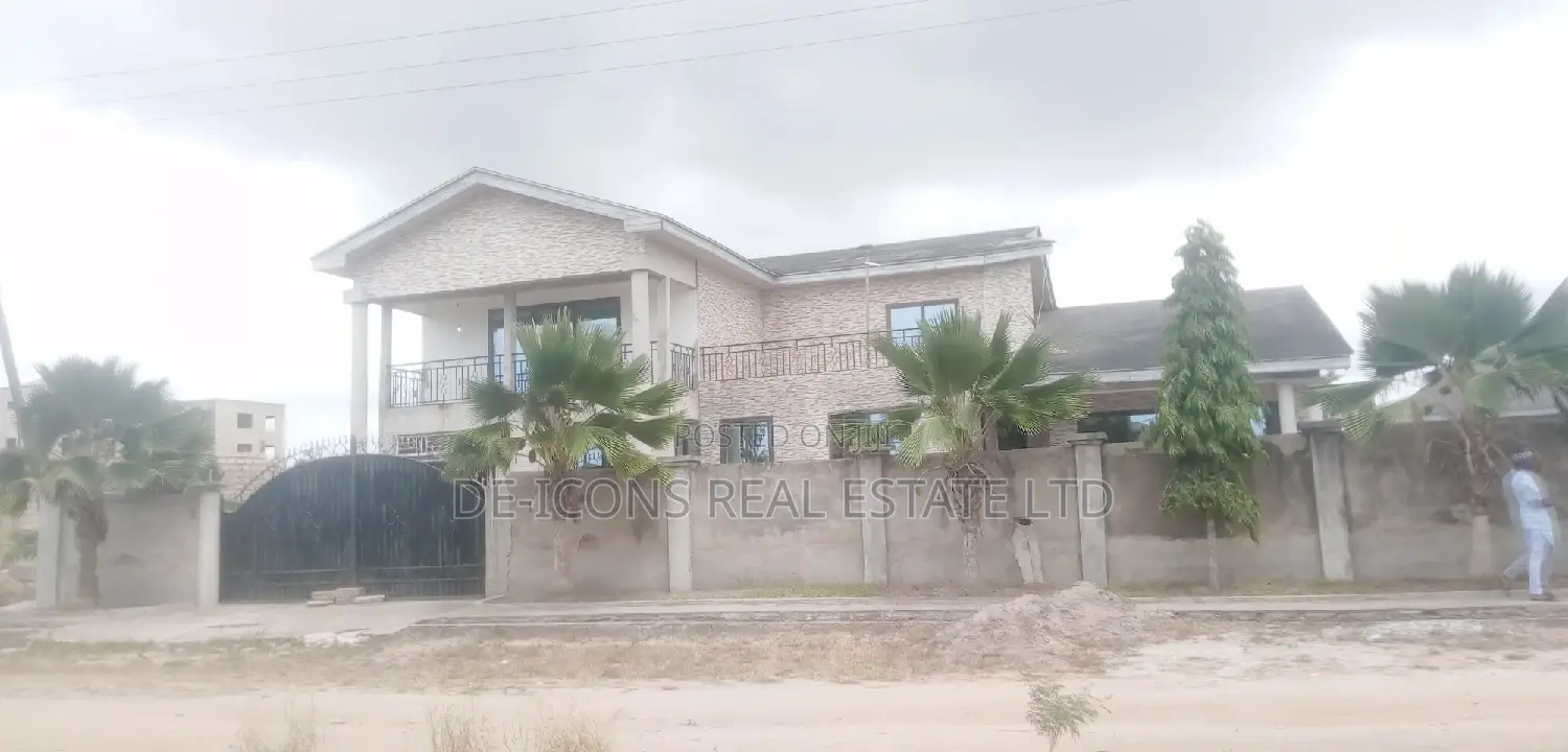5bdrm Duplex in De-Icons Real Estate, Awutu Senya East Municipal