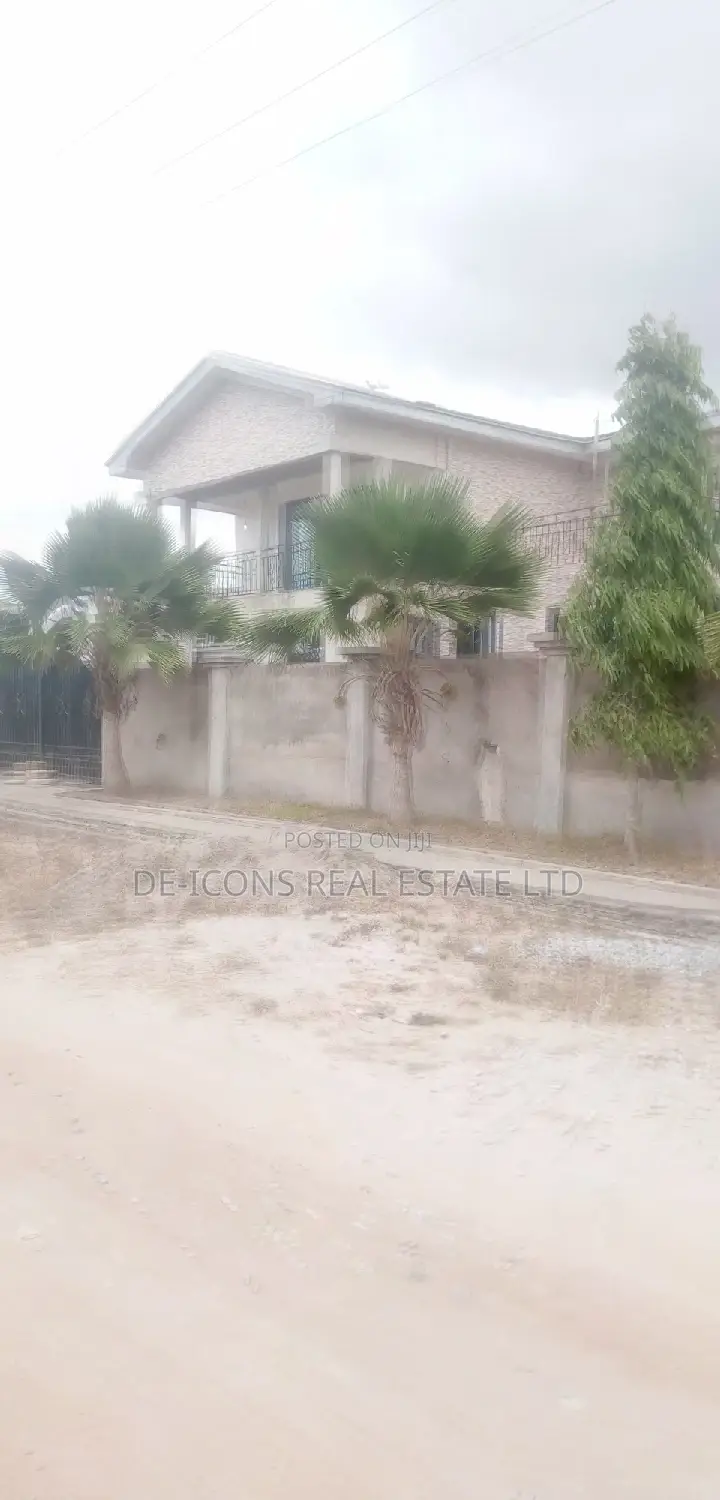 5bdrm Duplex in De-Icons Real Estate, Awutu Senya East Municipal