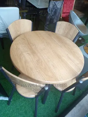 4 Chairs With a Round Table
