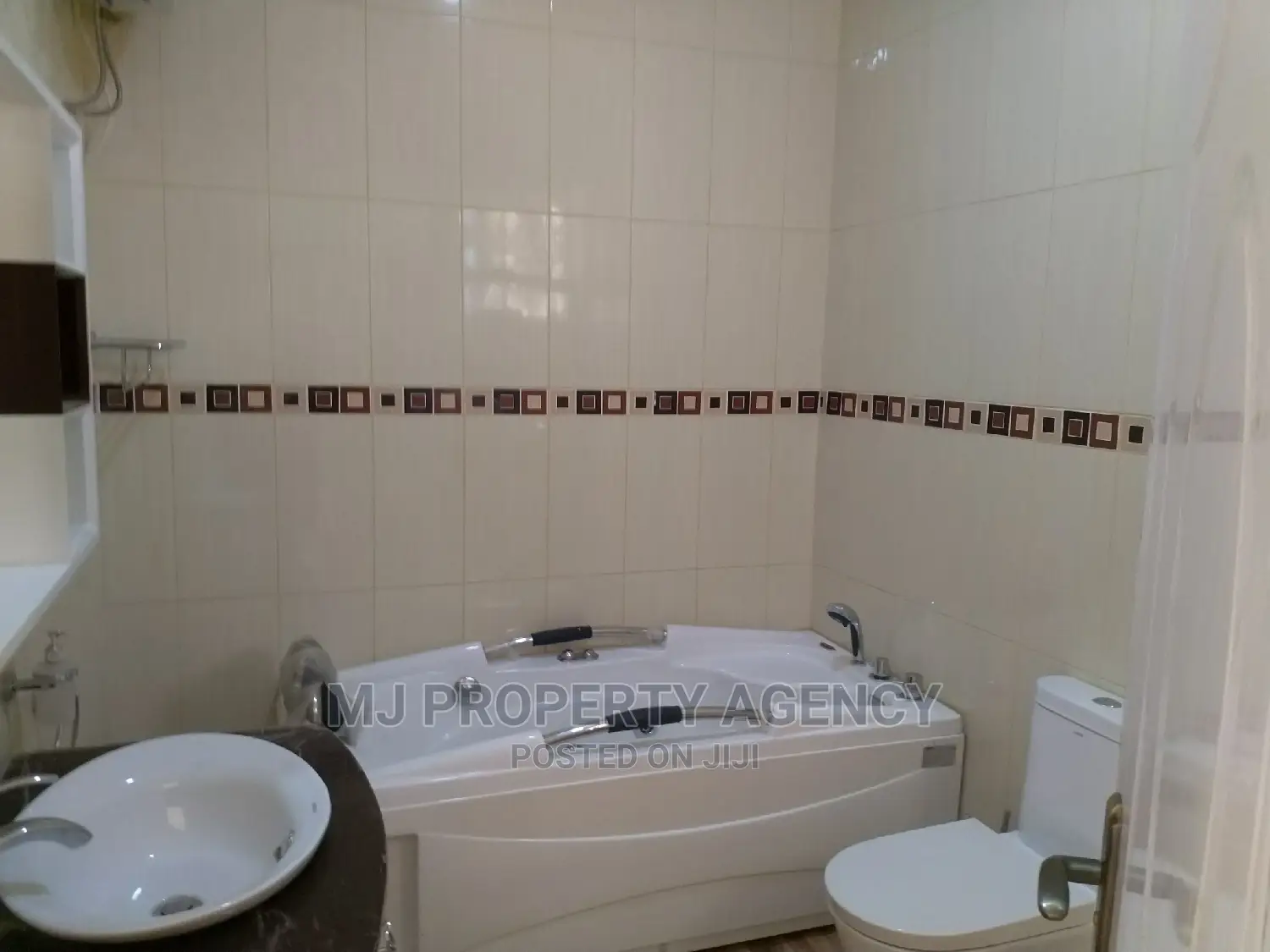 3bdrm Townhouse / Terrace in Community 25 Hfc, Tema Metropolitan