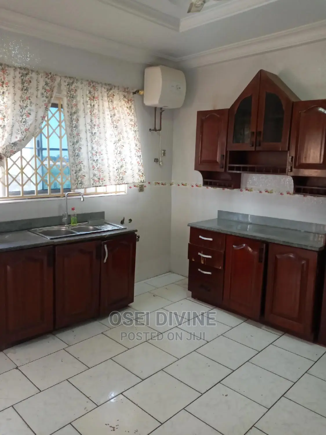 2bdrm Mansion in Roundabout, Dansoman for rent
