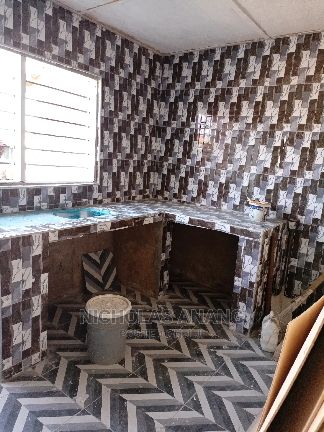 1bdrm House in New Town for rent
