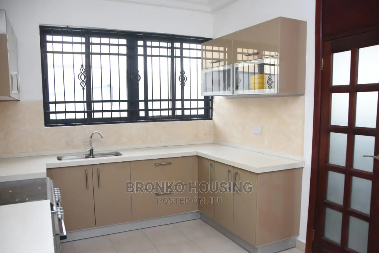 4bdrm House in Bronko Housing, Tema Metropolitan for rent
