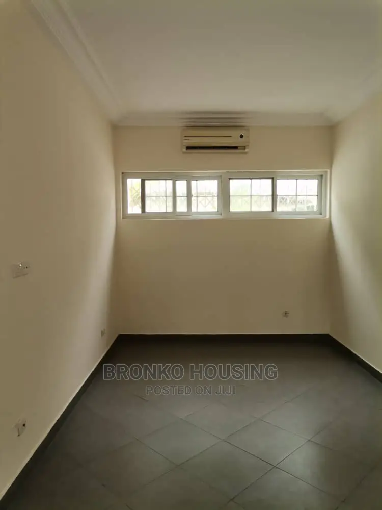 4bdrm Penthouse in Bronko Housing, Airport Residential Area for Rent