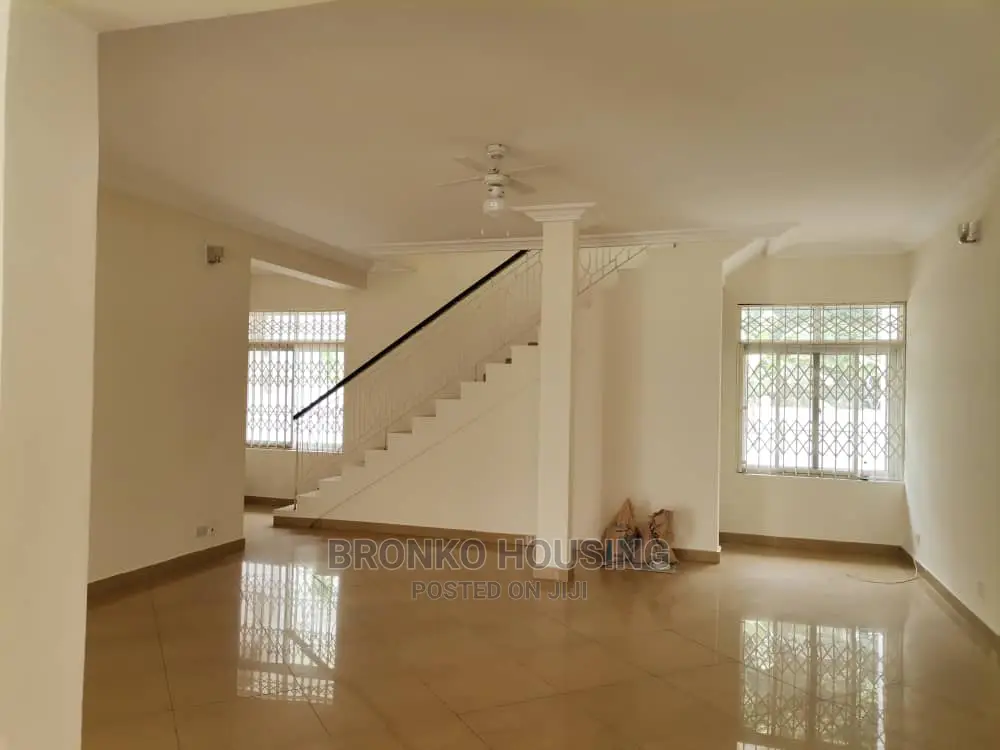 4bdrm Penthouse in Bronko Housing, Airport Residential Area for Rent