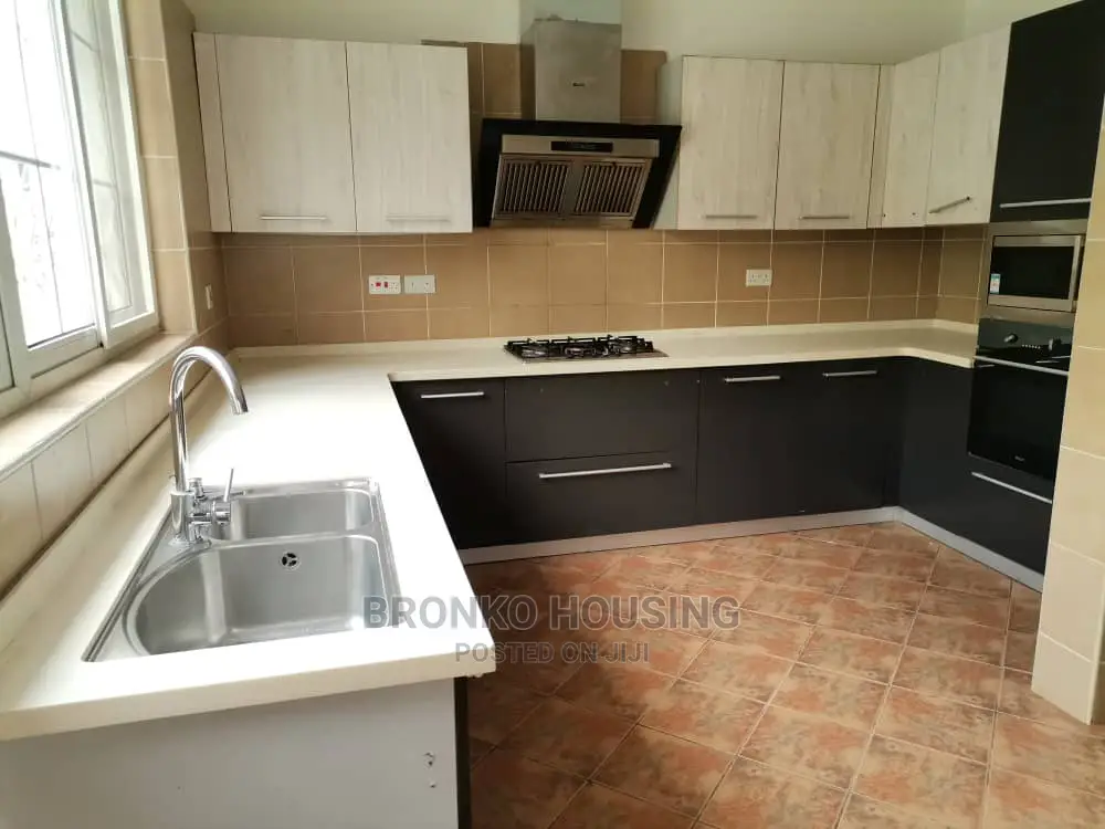 4bdrm Penthouse in Bronko Housing, Airport Residential Area for Rent