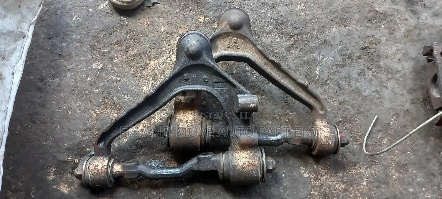 Toyota Hiace (Fish) Home Used Upper Arm Pair for Sale