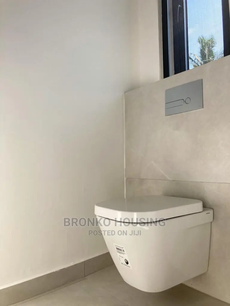 5bdrm House in Bronko Housing, Coffee Shop Area for Rent