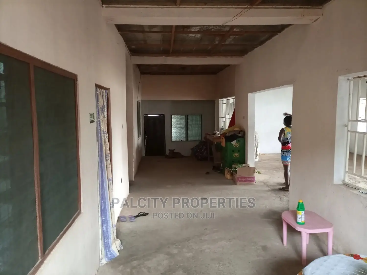 Seventeen (17) Bedrooms House for Sale in Santasi