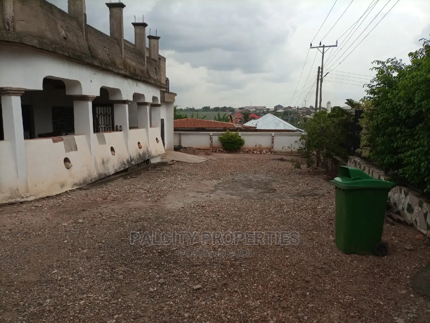 Seventeen (17) Bedrooms House for Sale in Santasi