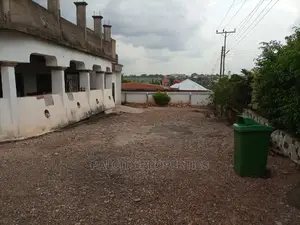 Seventeen (17) Bedrooms House for Sale in Santasi