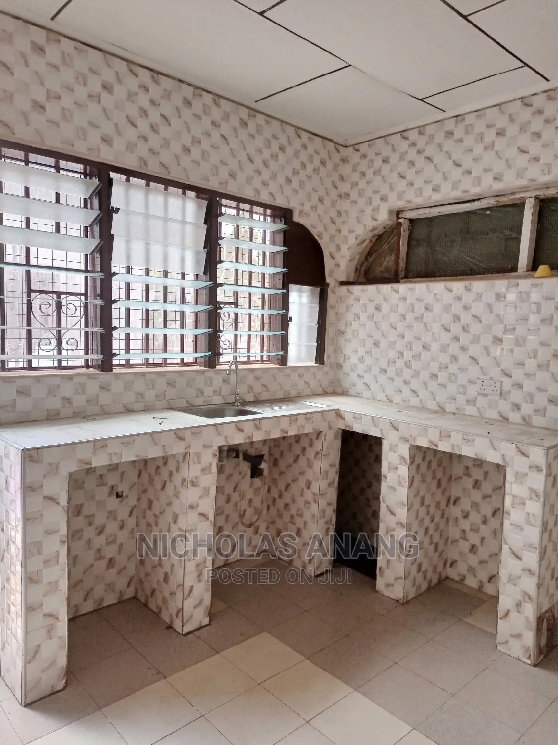 1bdrm House in New Town for rent