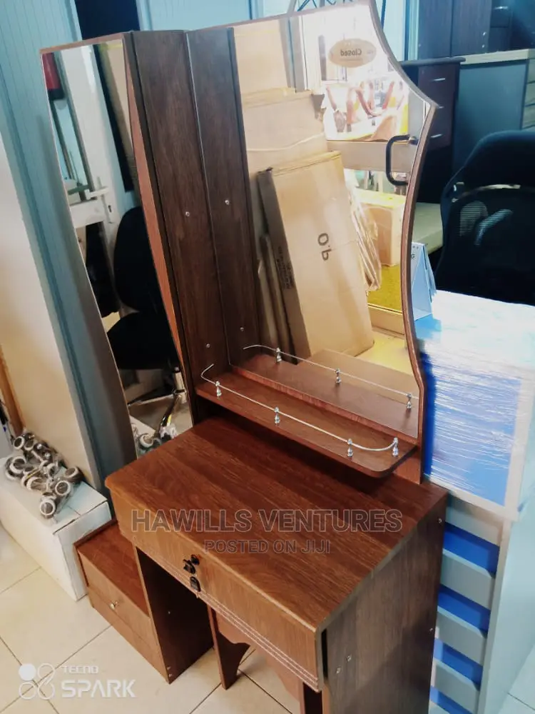 Dresser With 2 Mirrors