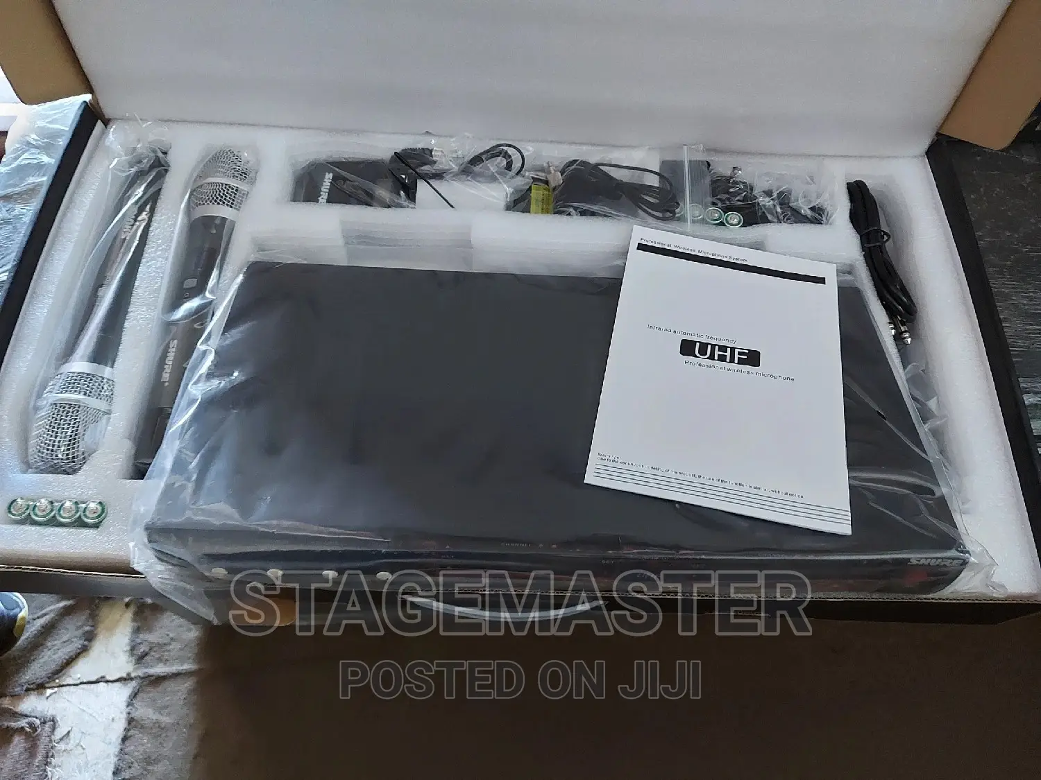 Shure 4 In One Hand And Lapel Mic