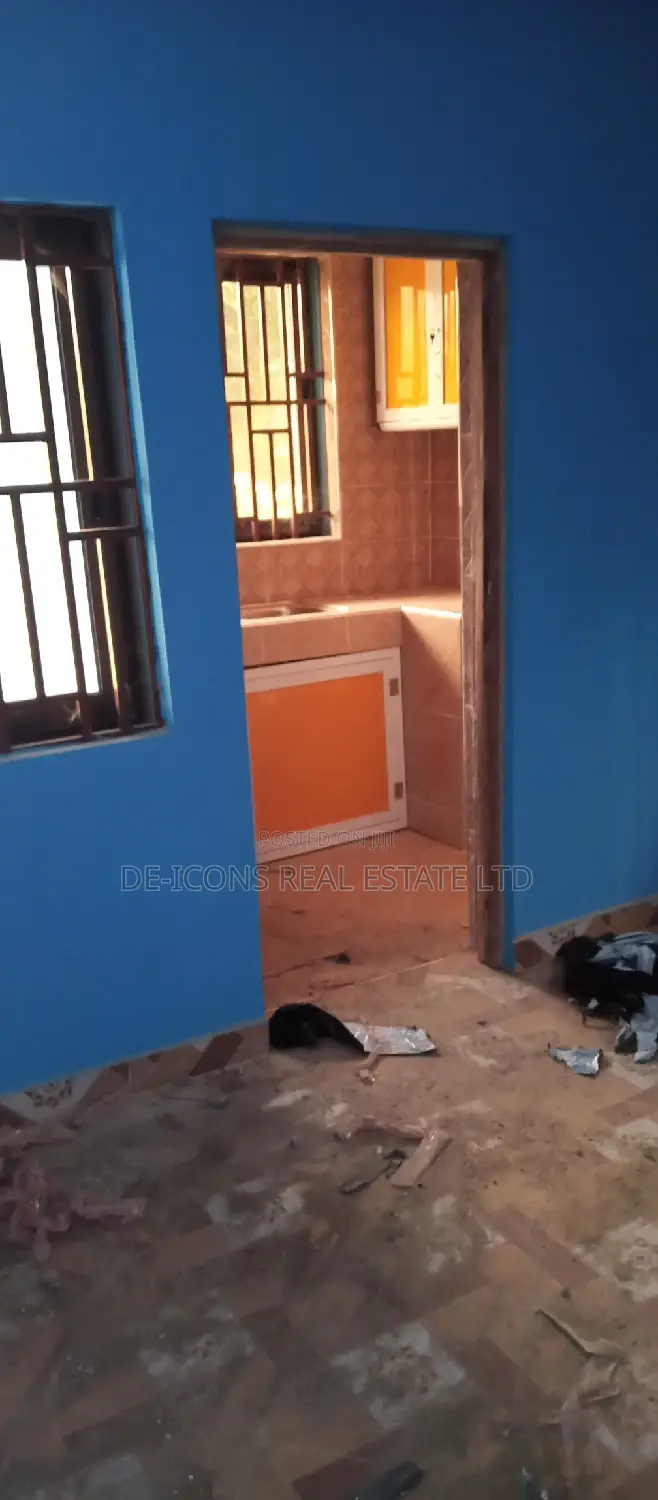 1bdrm Duplex in De-Icons Real Estate, Awutu Senya East Municipal