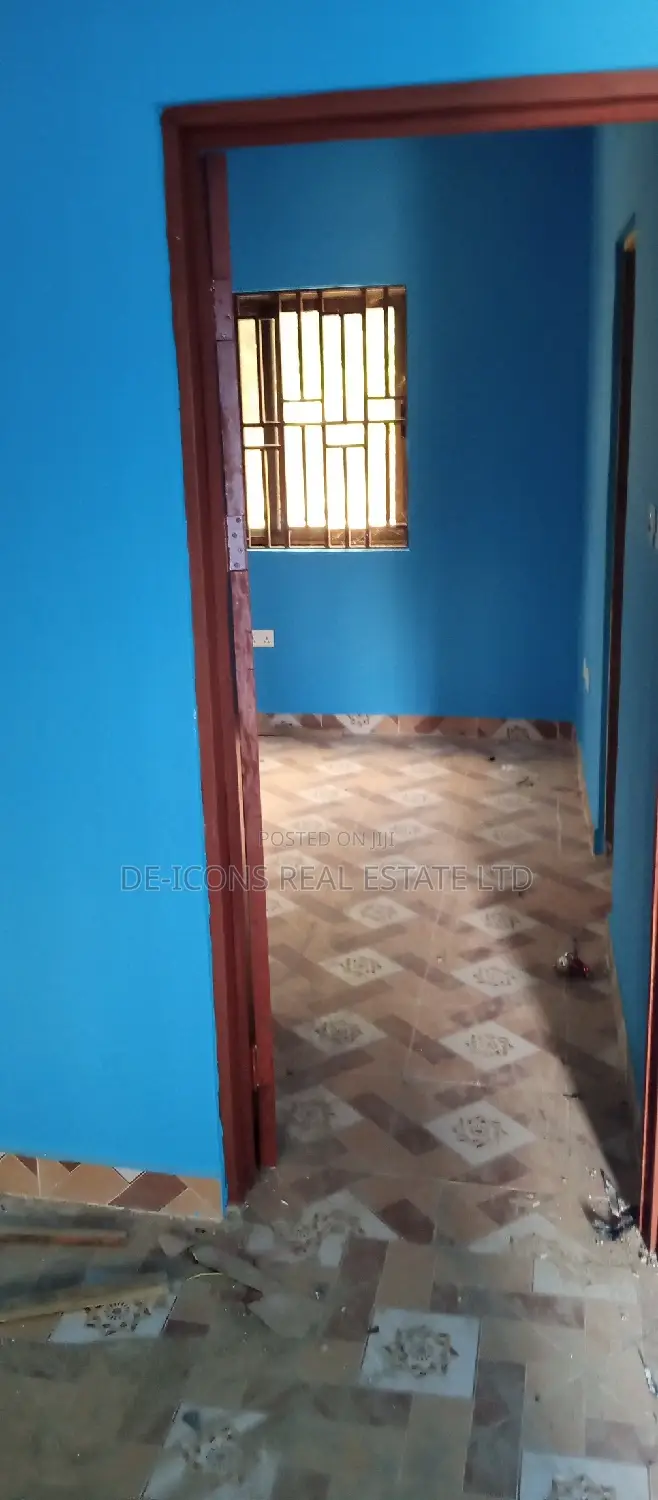 1bdrm Duplex in De-Icons Real Estate, Awutu Senya East Municipal