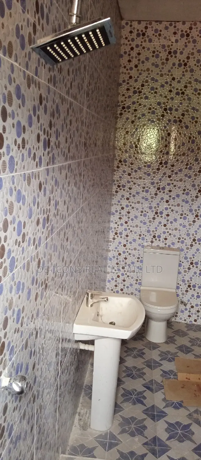 1bdrm Duplex in De-Icons Real Estate, Awutu Senya East Municipal