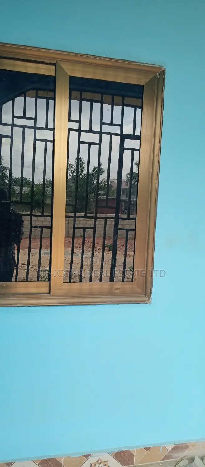 1bdrm Duplex in De-Icons Real Estate, Awutu Senya East Municipal