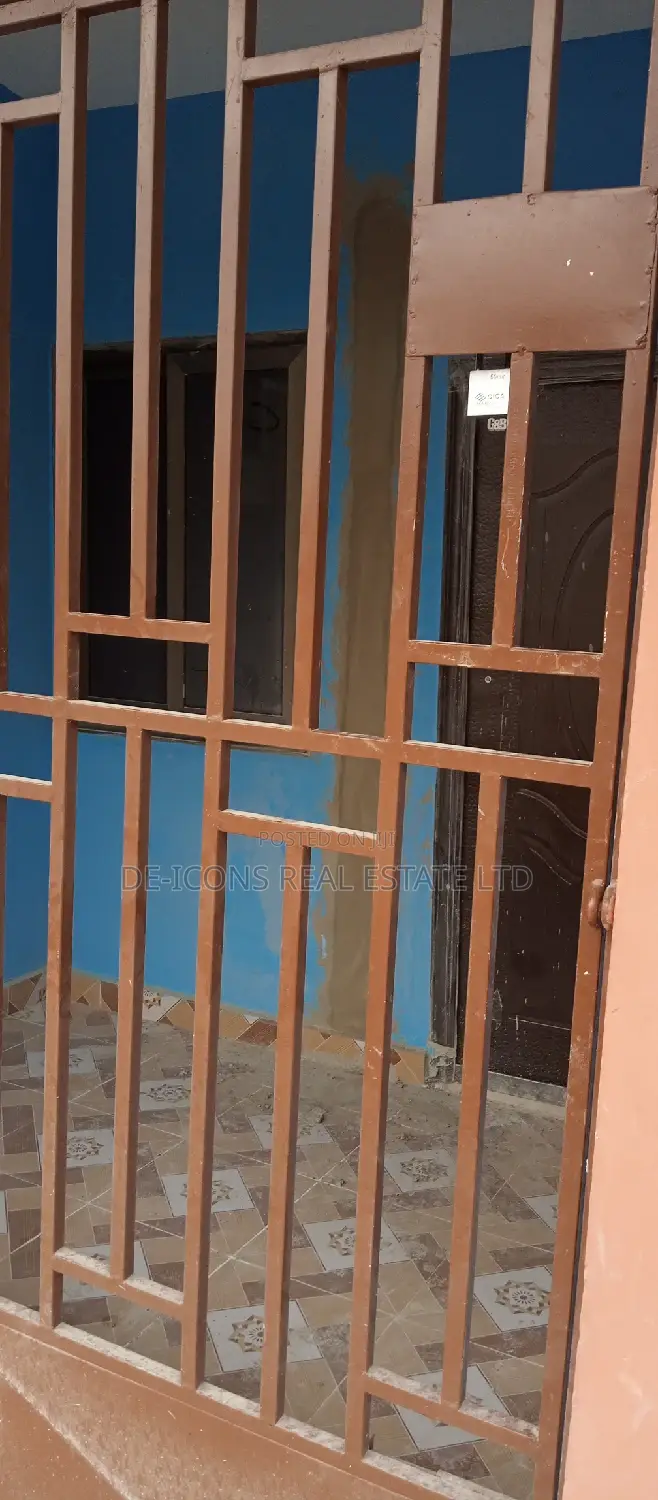 1bdrm Duplex in De-Icons Real Estate, Awutu Senya East Municipal
