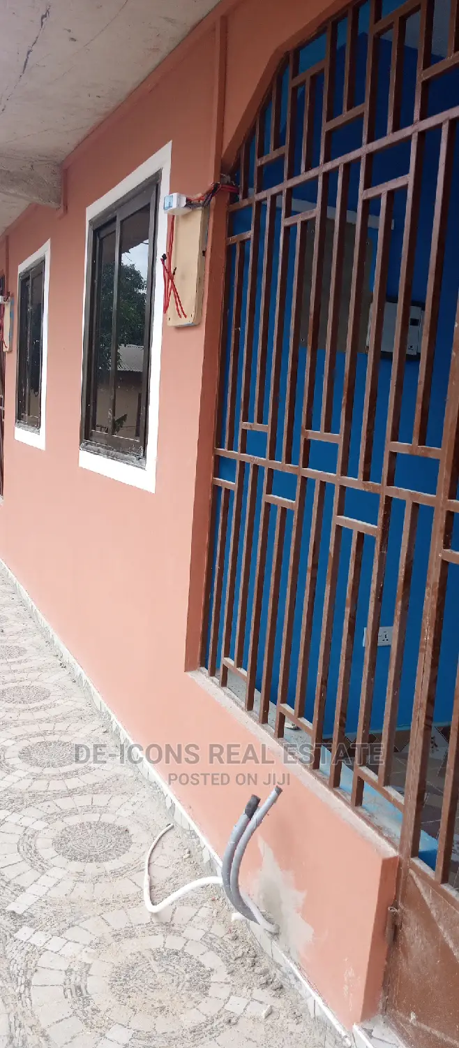 1bdrm Duplex in De-Icons Real Estate, Awutu Senya East Municipal