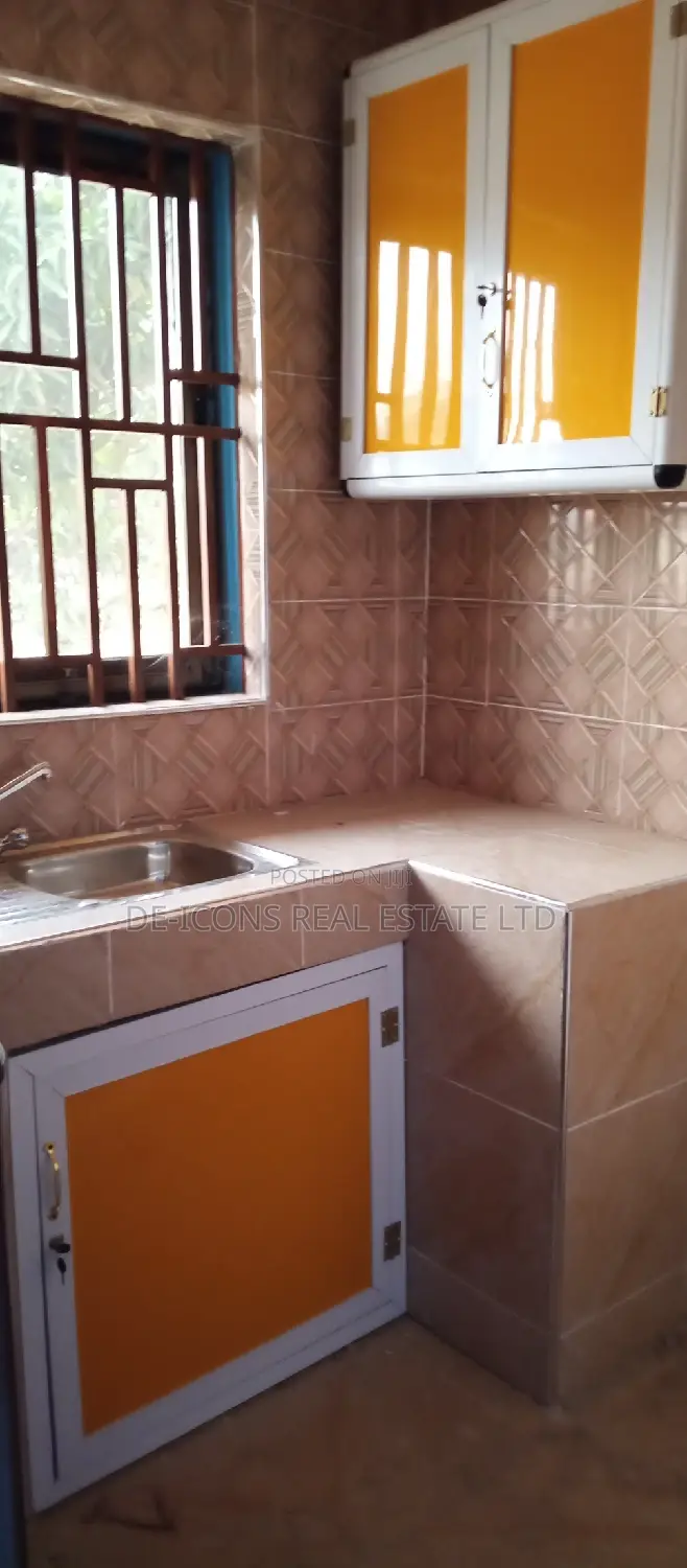 1bdrm Duplex in De-Icons Real Estate, Awutu Senya East Municipal