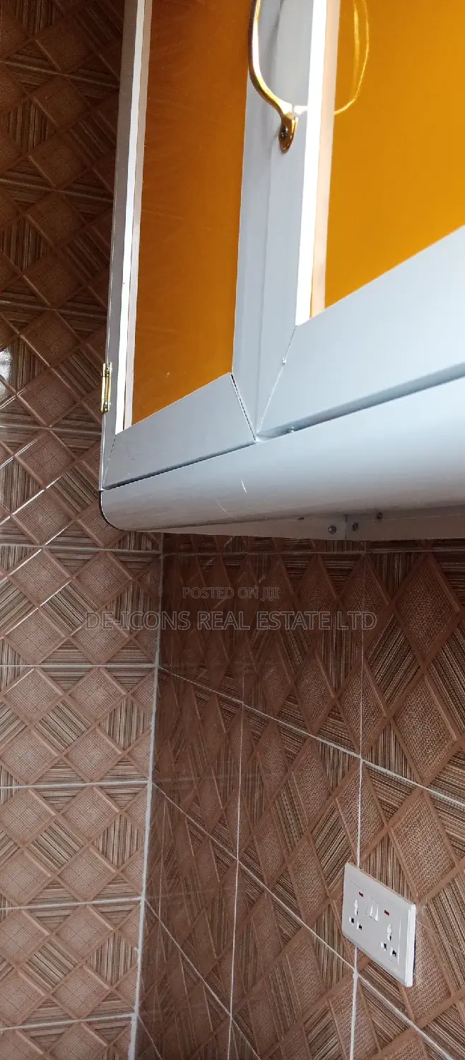 1bdrm Duplex in De-Icons Real Estate, Awutu Senya East Municipal