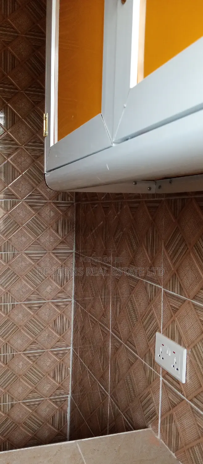 1bdrm Duplex in De-Icons Real Estate, Awutu Senya East Municipal