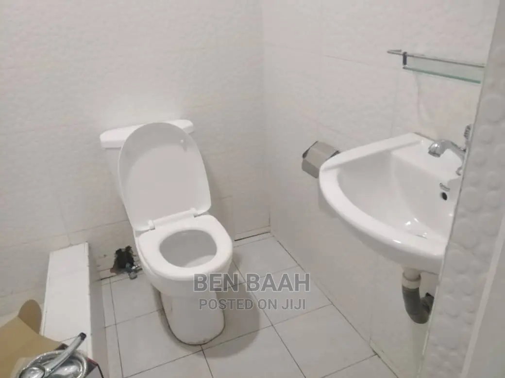 2bdrm Block of Flats in Ben Properties, Ga East Municipal for rent