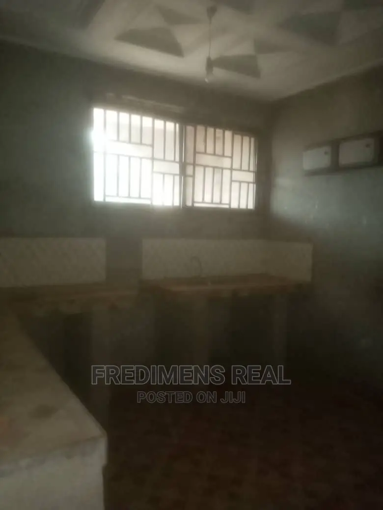 8bdrm House in Fredimens Real, Kumasi Metropolitan for sale