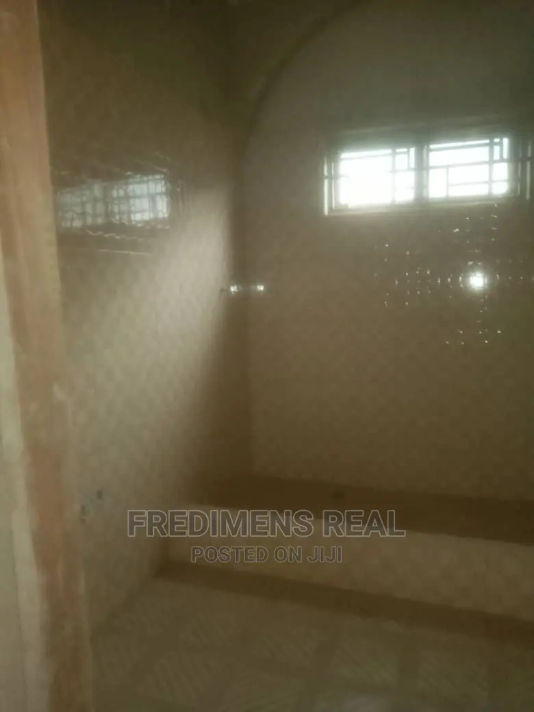 8bdrm House in Fredimens Real, Kumasi Metropolitan for sale