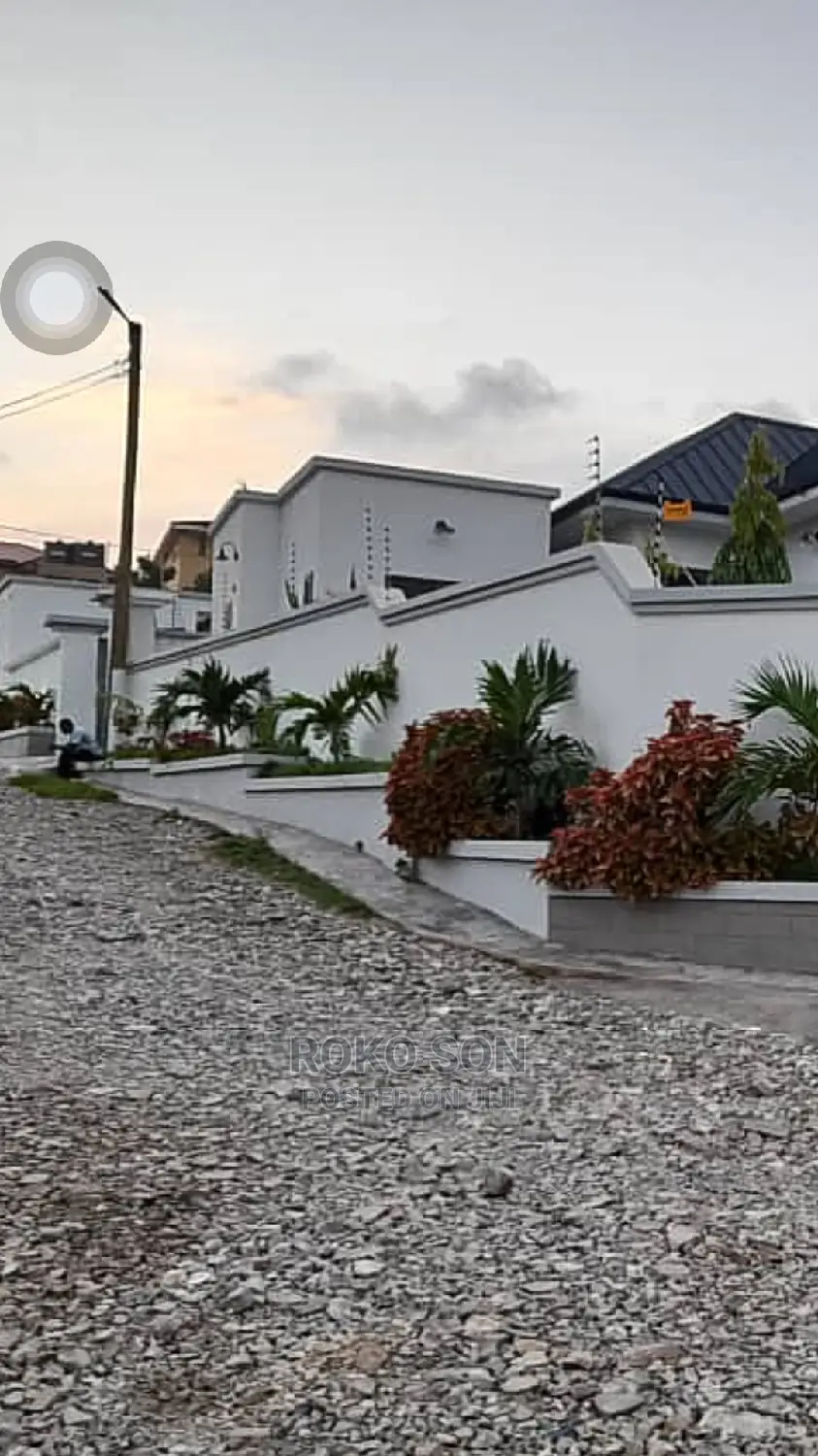 4bdrm House in Dr Roko, Ashomang Estate for sale