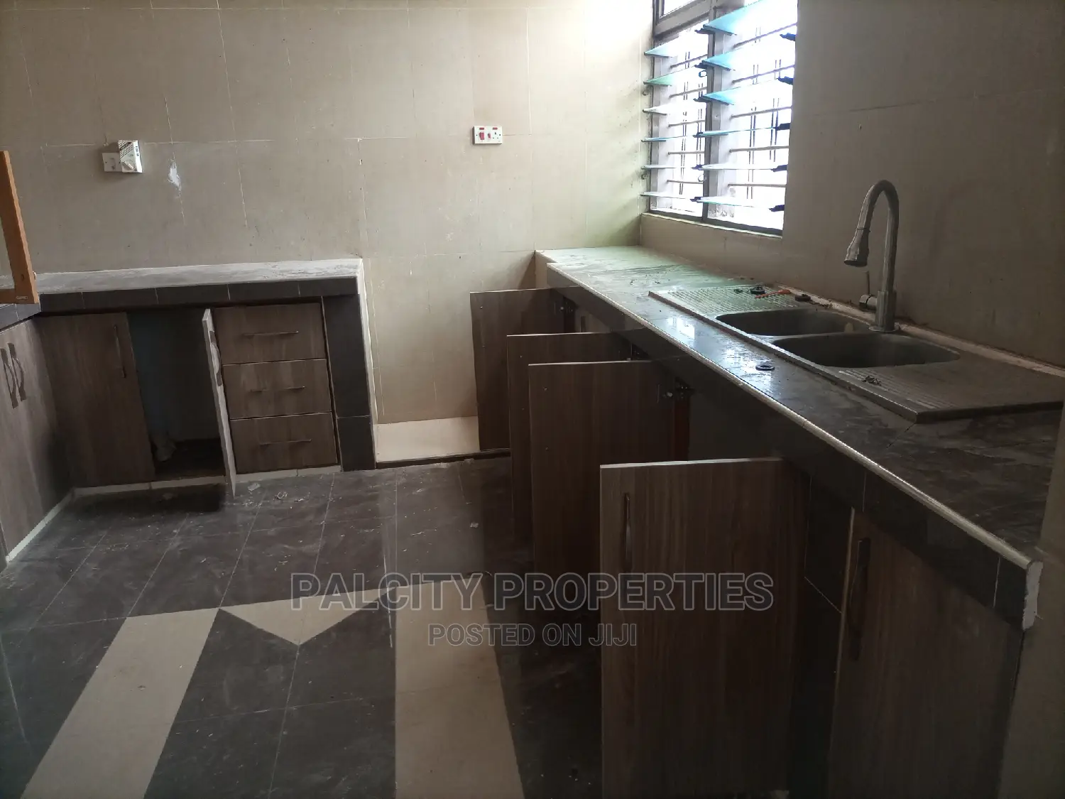 6bdrm House in Paraku Estate, Kumasi Metropolitan for Rent