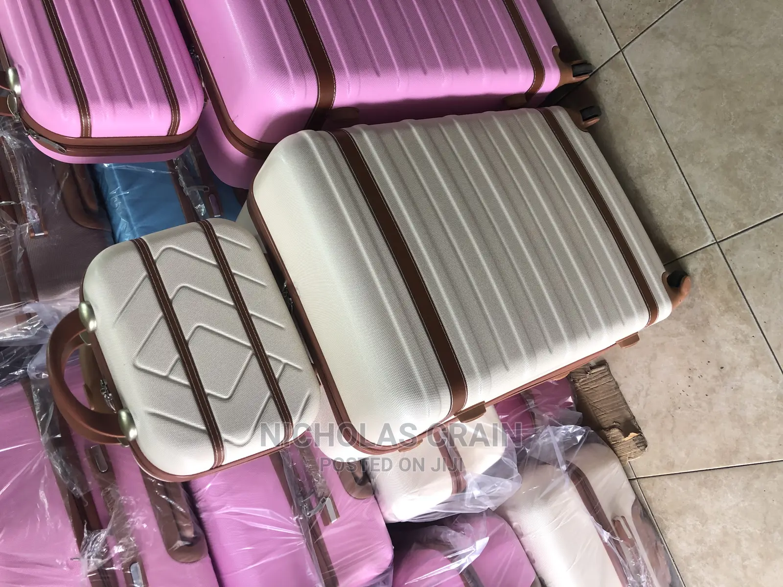 3 Pieces Travelling Bags/ Luggage Bags / Suit Case for Sale