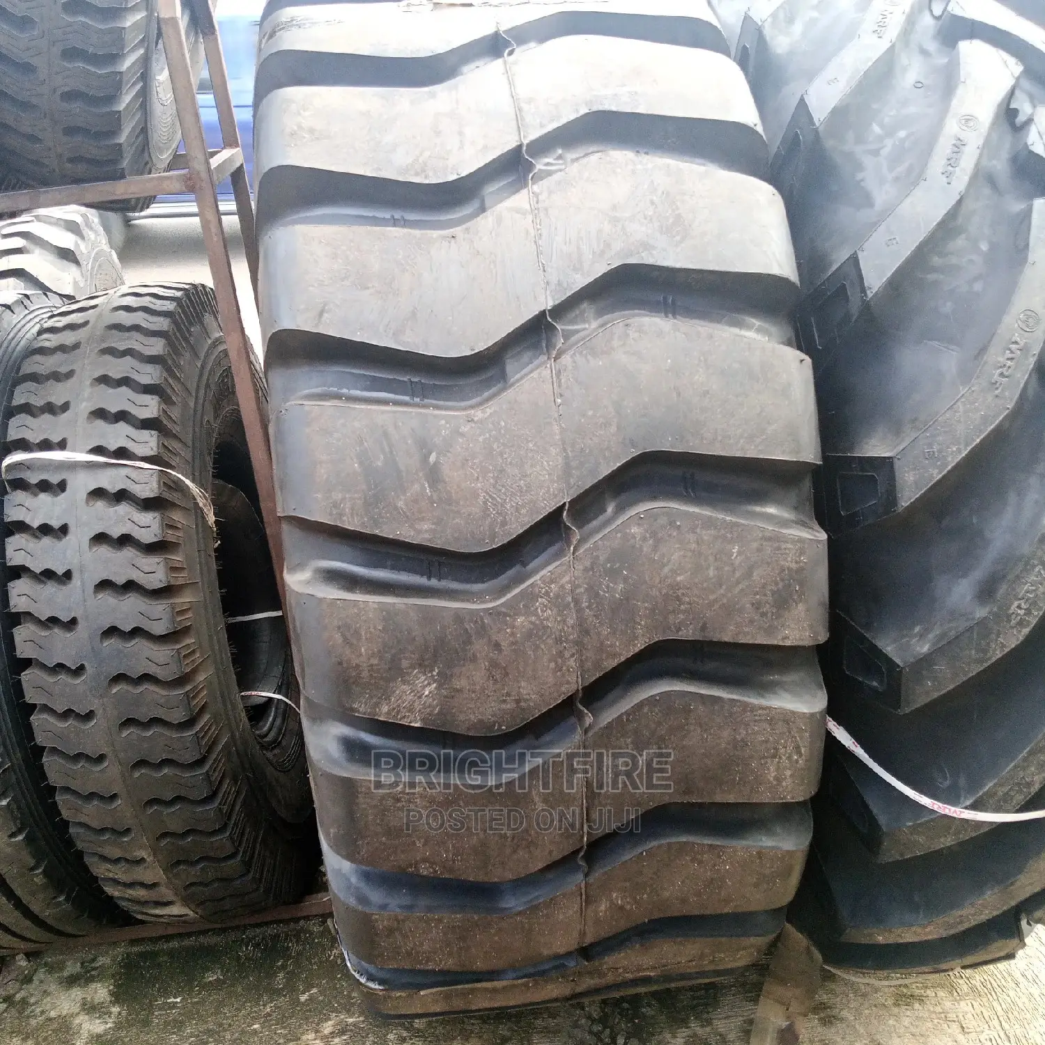 Machine Tires 23.5-25