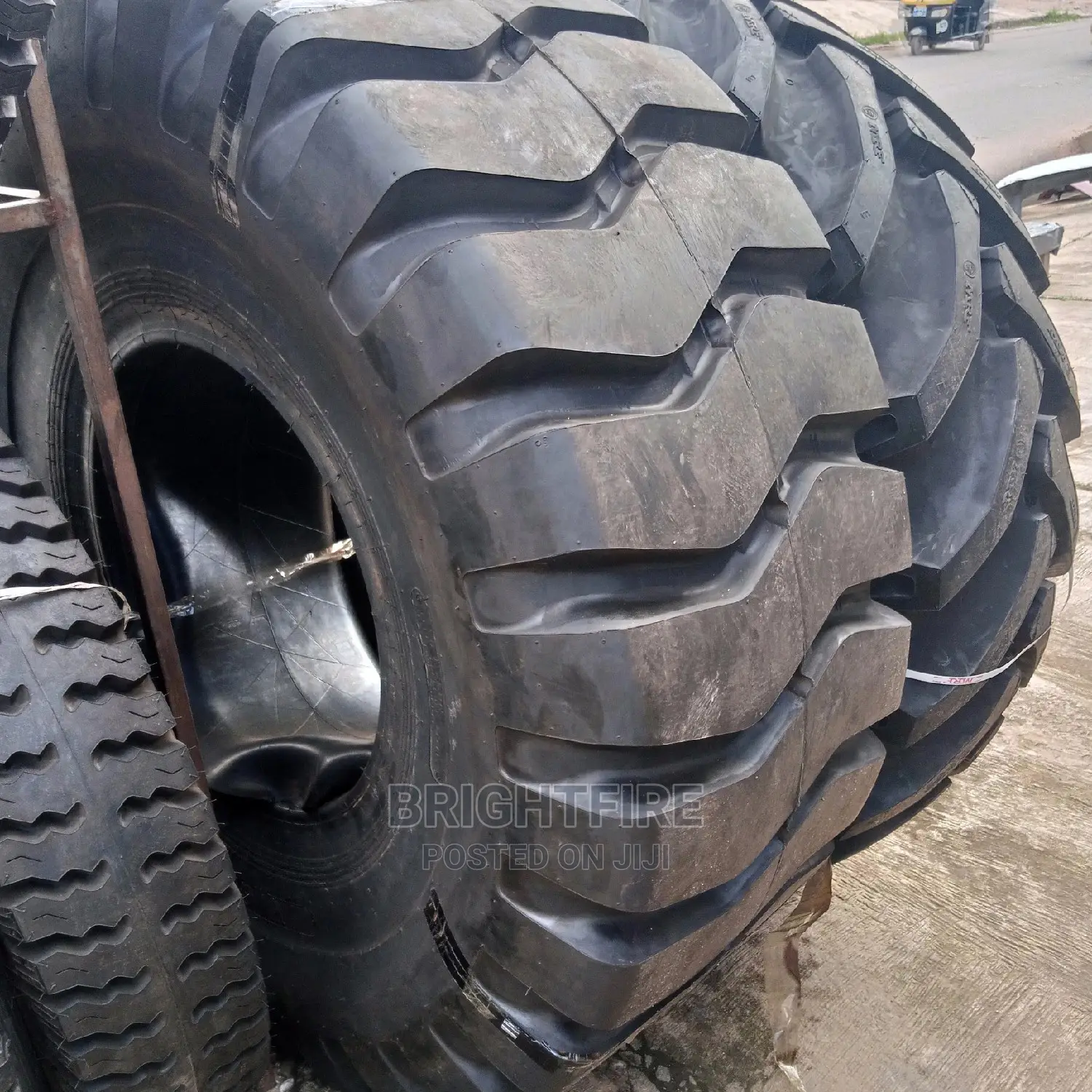 Machine Tires 23.5-25