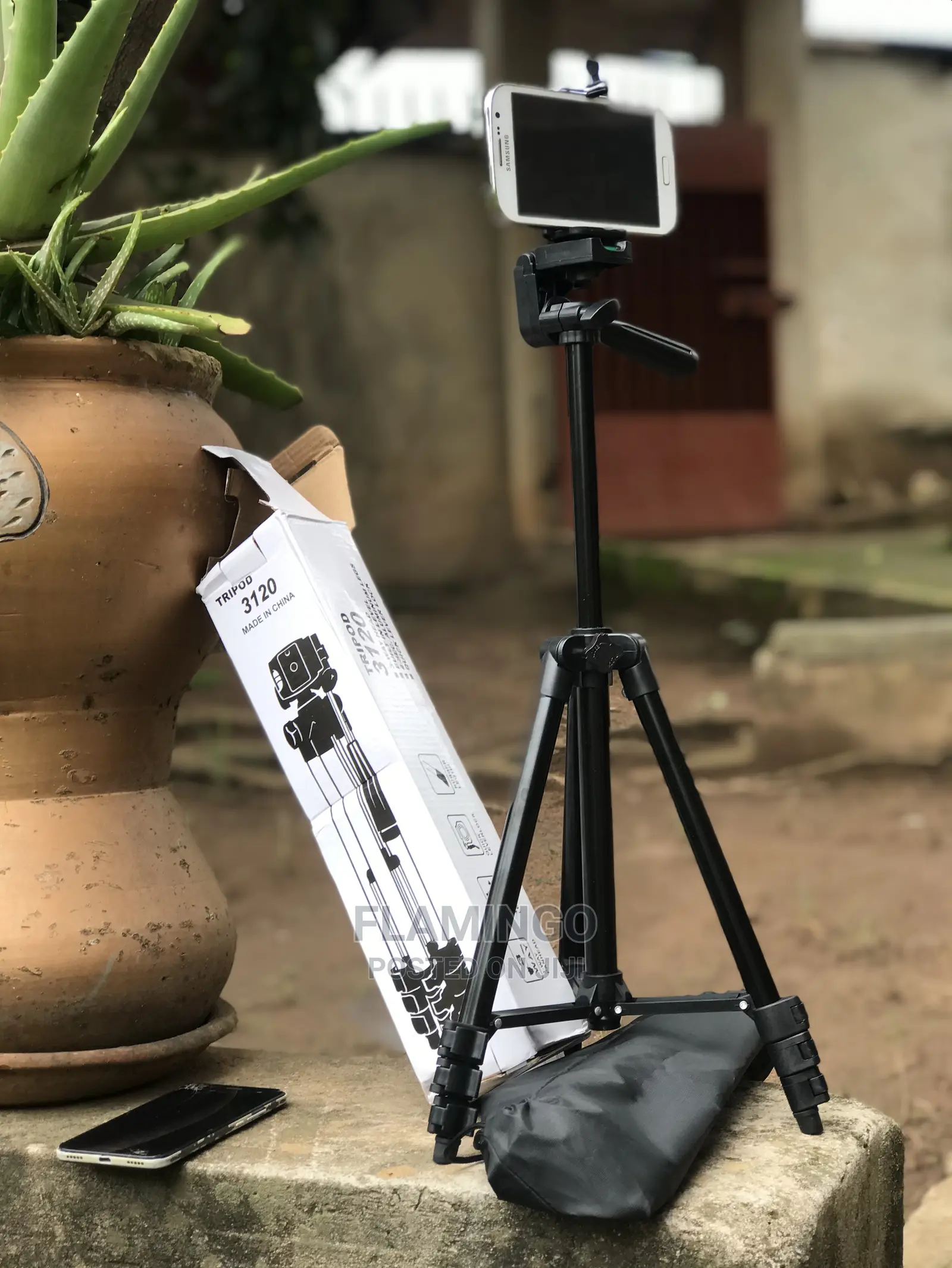 Tripod Stand for Phones and Cameras +Remote (Retractable)