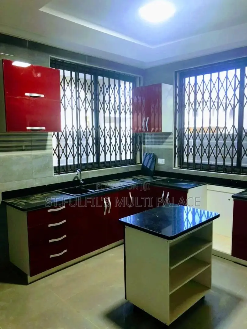 5bdrm House in Adenta for Sale