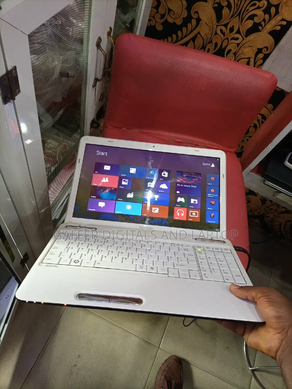New Laptop Toshiba Satellite C850 4GB Intel Celeron HDD 250GB