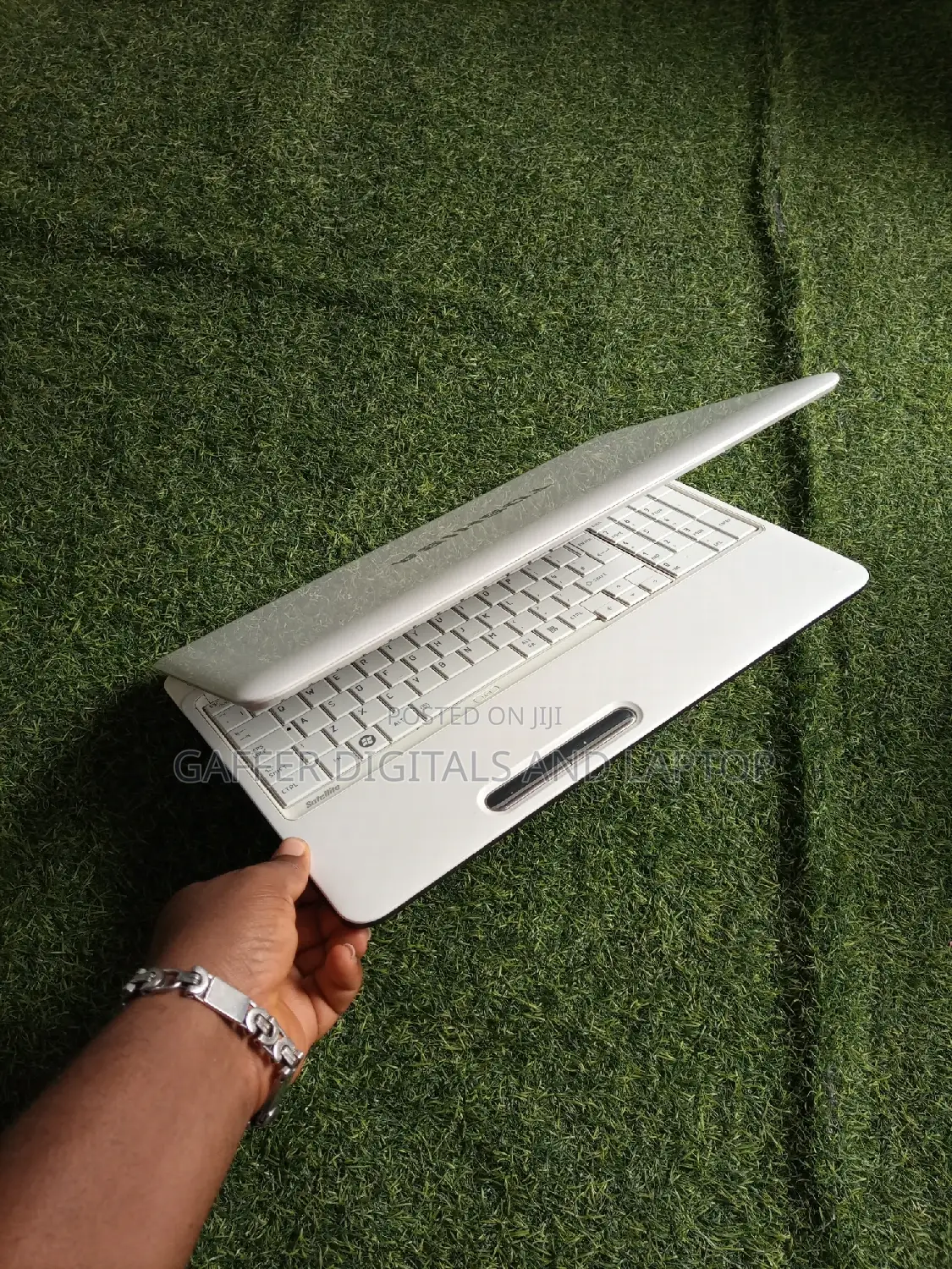 New Laptop Toshiba Satellite C850 4GB Intel Celeron HDD 250GB