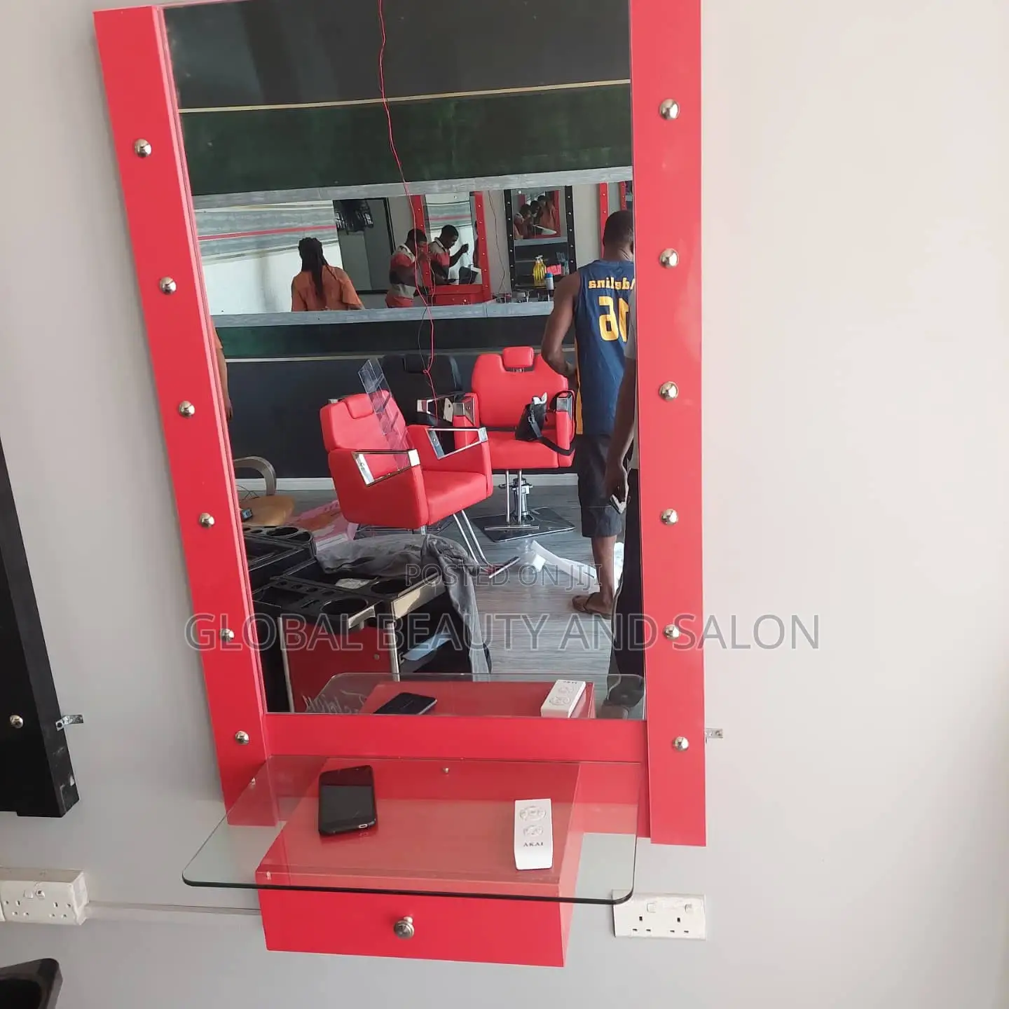 Salon and Barbering Mirrors