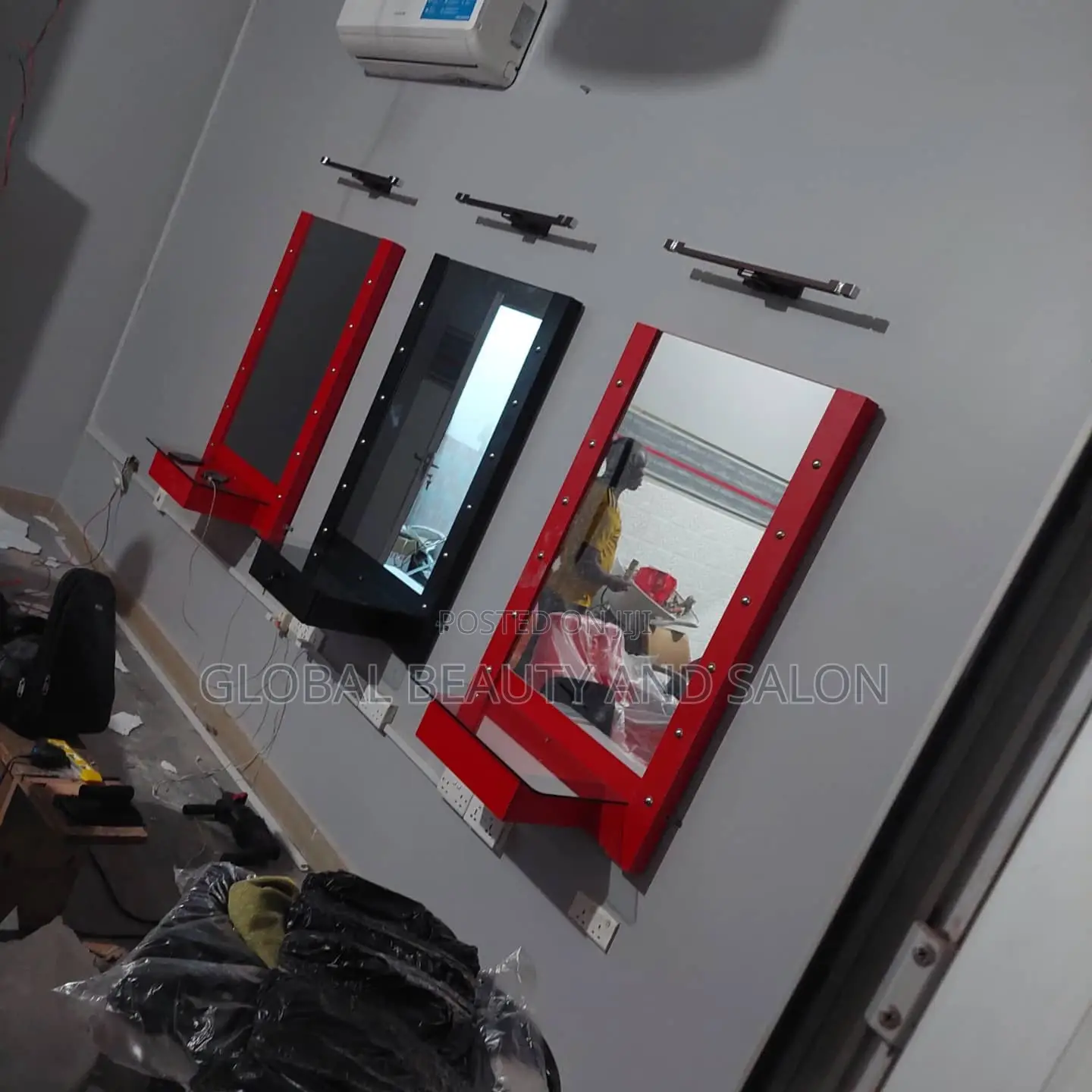Salon and Barbering Mirrors