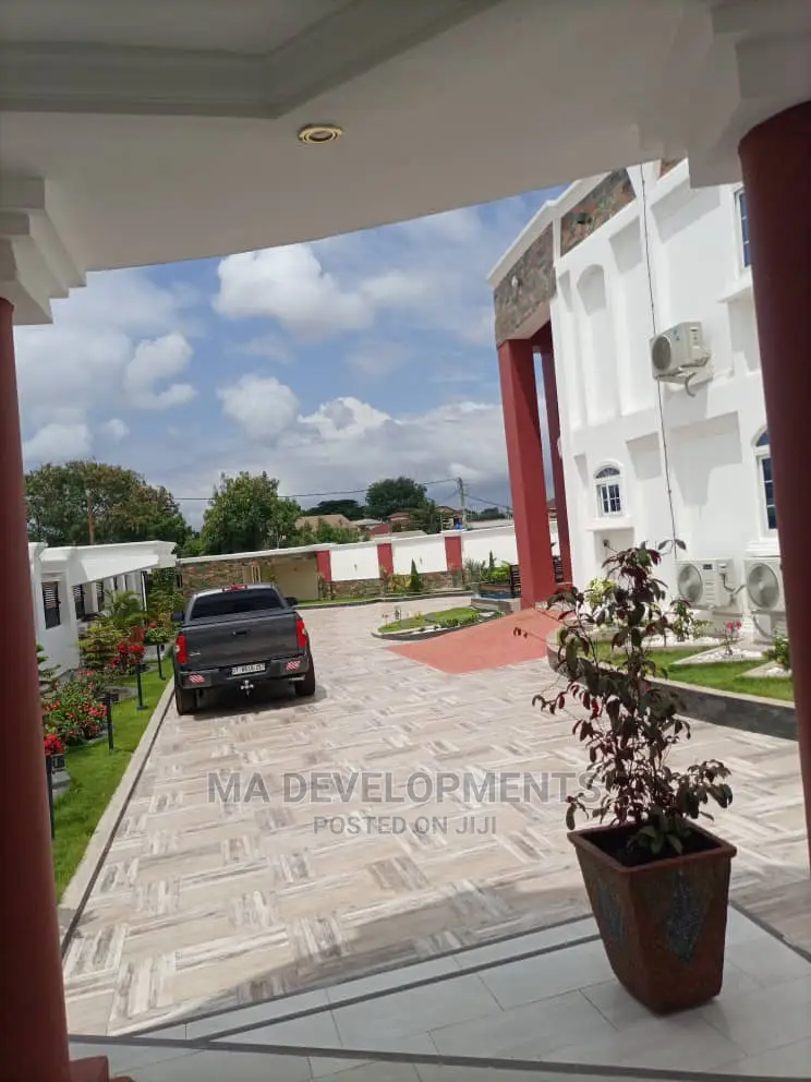 8bdrm Maisonette in Ma Developments, Tema Metropolitan for sale