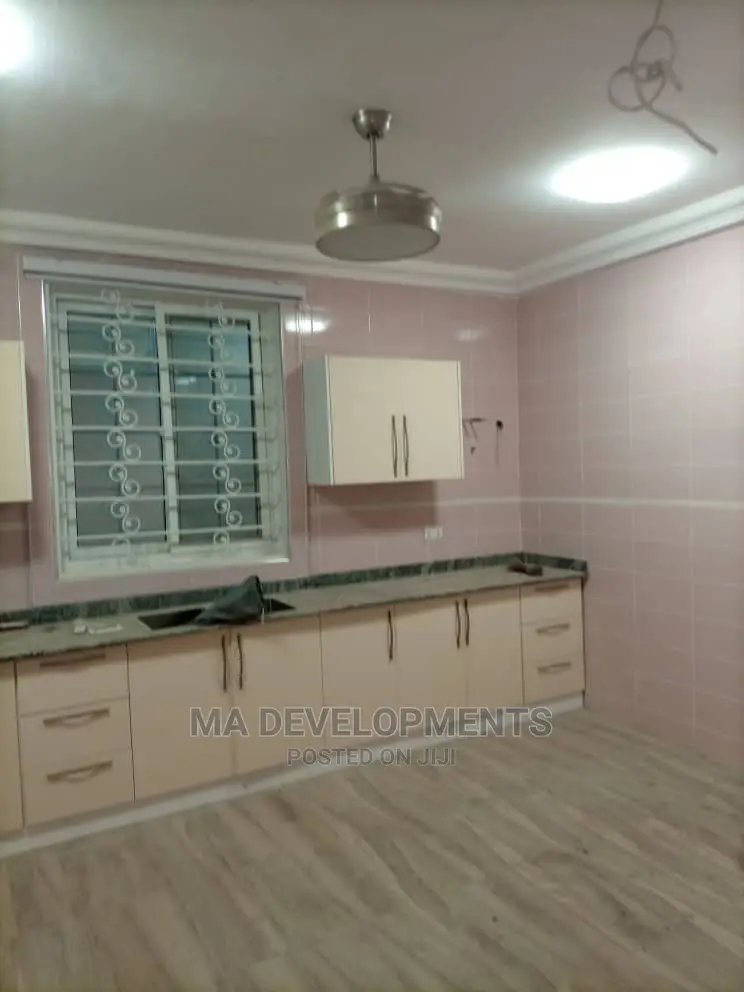 8bdrm Maisonette in Ma Developments, Tema Metropolitan for sale