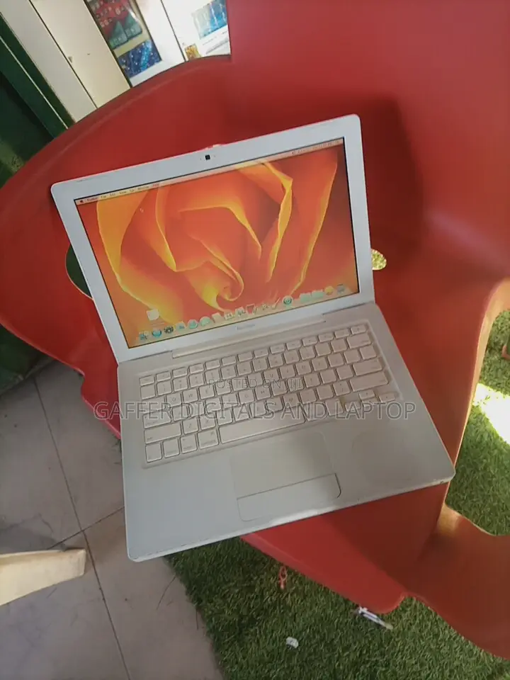New Laptop Apple MacBook 2011 4GB Nvidia HDD 320GB