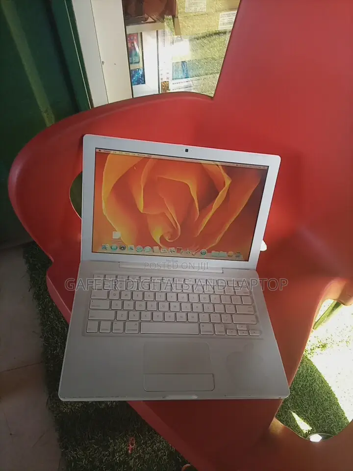 New Laptop Apple MacBook 2011 4GB Nvidia HDD 320GB