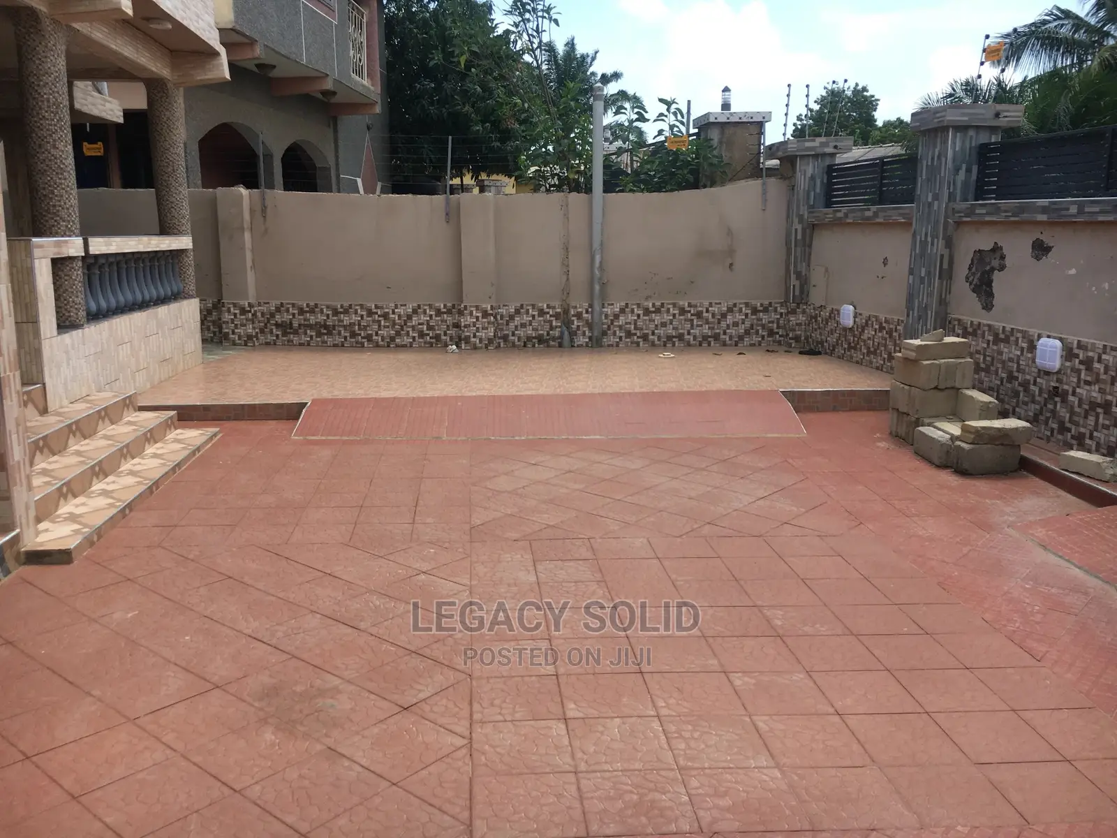 4bdrm Townhouse / Terrace in Legacy Consult, Ledzokuku-Krowor for rent