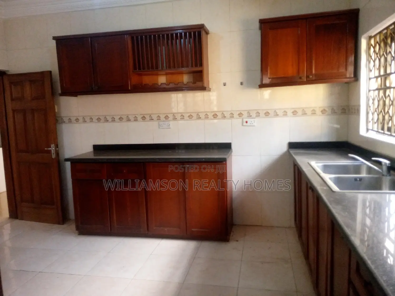 4bdrm Duplex in Community 18 Estate, Spintex for rent