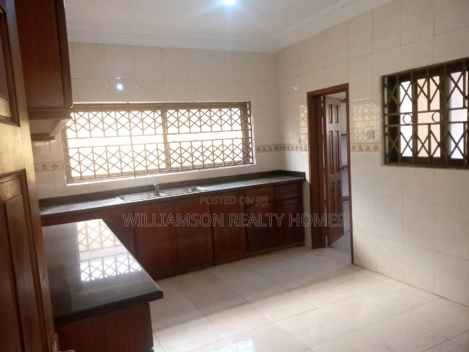 4bdrm Duplex in Community 18 Estate, Spintex for rent